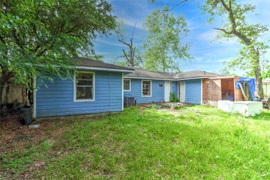 10318 Wicklowe St, Houston, TX 77016 - photo 2