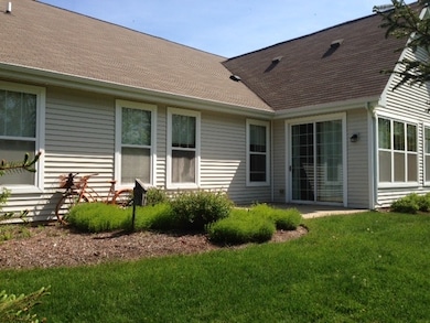 327 W Eagle Ct, Waukegan, IL 60087 - photo 2