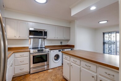 Kitchen with washer / clothes dryer, white cabinet