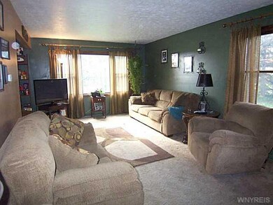 Living Room. SPACIOUS LIVING ROOM.