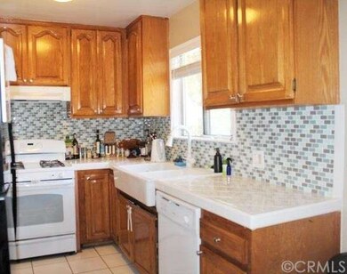 Great kitchen - check out the glass tile back spla