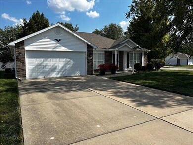 819 Cypress Ct, Raymore, MO 64083 - photo 2