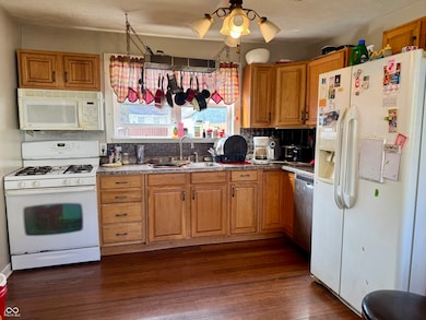 323 E Adams St, Franklin, IN 46131 - photo 4