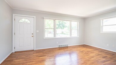 909 Barton Dr, Ann Arbor, MI 48105 - photo 4