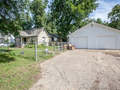 Huge double garage with workshop space. Third bay