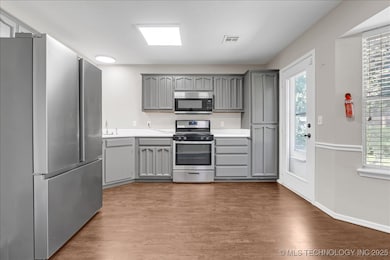 Kitchen - all appliances stay