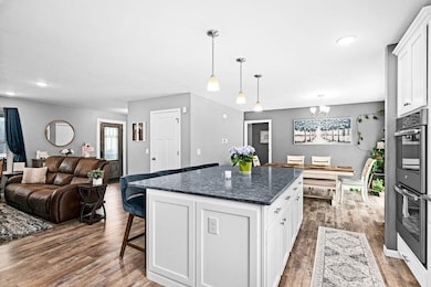 Kitchen with a breakfast bar, double oven, white c