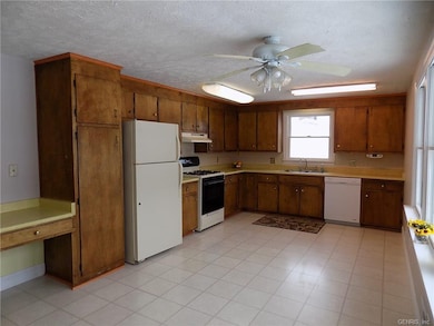 HUGE Country Kitchen w/ Tons Of Cupboards & Counte