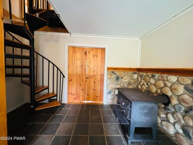 351 Sawkill Rd unit 2, Milford, PA 18337 - photo 3