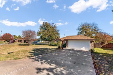 1101 Shady Grove Dr, Granbury, TX 76049 - photo 3