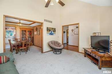 4404 Ridge Dr, Davenport, IA 52806 - photo 5