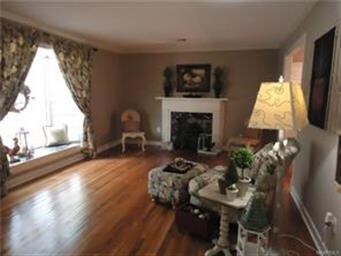 Large bay window allows nice natural light