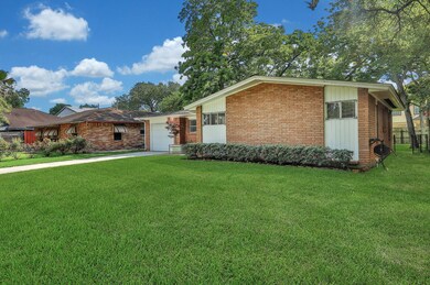 833 Sara Rose St, Houston, TX 77018 - photo 3
