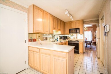 1957 Eastchester Dr unit A, High Point, NC 27265 - photo 4