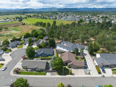 875 N Mountain Ave, Central Point, OR 97502 - photo 6