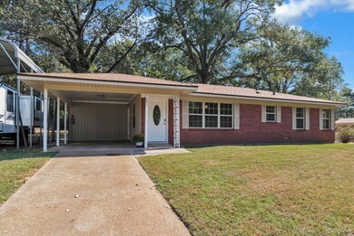 View of front facade featuring a front lawn and a 