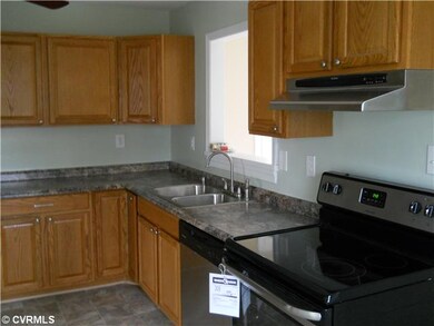 Kitchen - Lots of cabinets