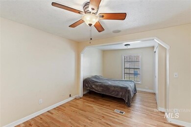 323 S Valley Dr, Nampa, ID 83686 - photo 4