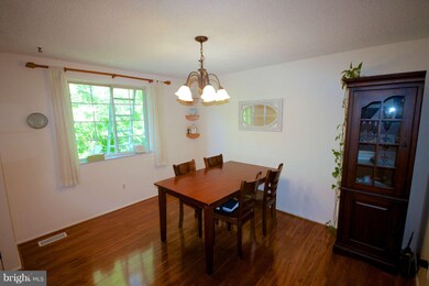 8665 Rising Creek Ct, Springfield, VA 22153 - photo 5