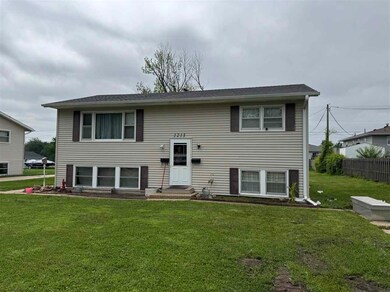 1213 Bowler St, Hiawatha, IA 52233 - photo 2