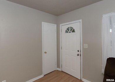 1110 W 7th St, Davenport, IA 52802 - photo 2