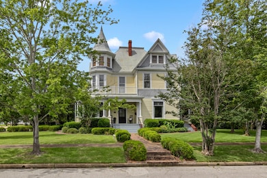 204 College St-4
