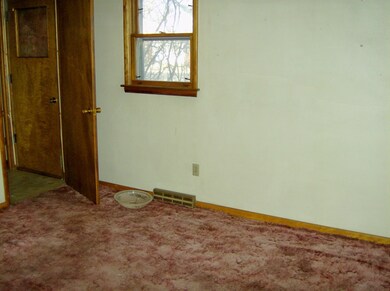 Main Floor Bedroom<|><|>