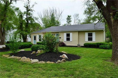 ~Nice landscaped yard~