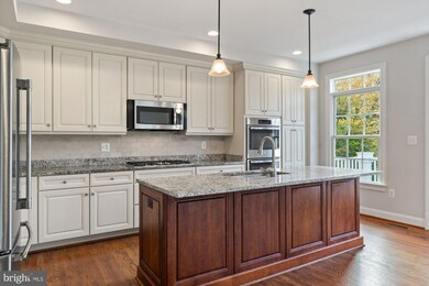 10689 Yorktown Ct, Fairfax, VA 22030 - photo 4