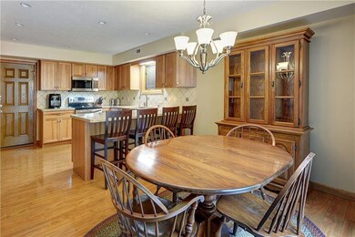 eat-in kitchen