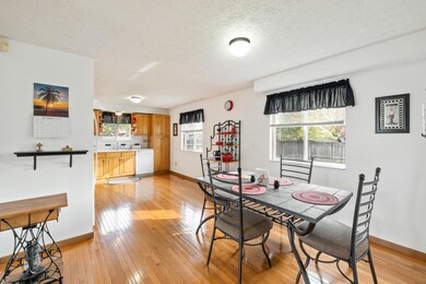 Kitchen/Eat-in Area