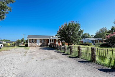 215 Scenic Cir, Boiling Springs, SC 29316 - photo 2