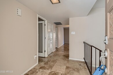 6-642386368-08 Foyer