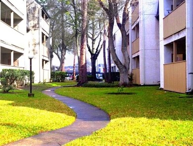 8521 Hearth Dr unit 34, Houston, TX 77054 - photo 2