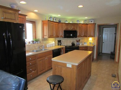 4032 SW Lincolnshire Rd, Topeka, KS 66610 - photo 7