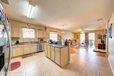 6 kitchen & family room