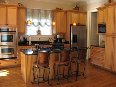 You'll love this 10' x 14' kitchen w/gas cooktop o