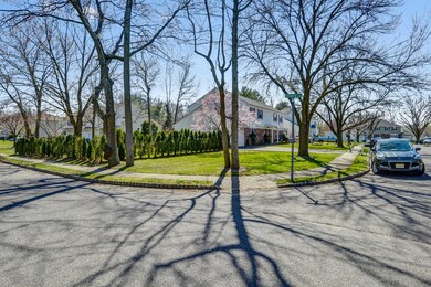37 Kolas Ct Middletown NJ-large-003-33-F