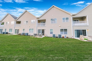 119 Wildwood Cir, Holtsville, NY 11742 - photo 5