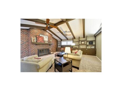 Large Open Great Room w/Built Ins, Fireplace and V