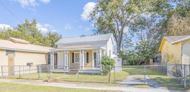 Front Of House Right_