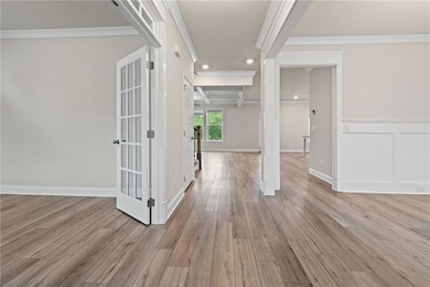 Entryway featuring ornamental molding, a decorativ