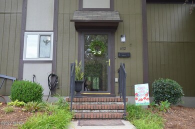 3.632WillowCreekDrStoop