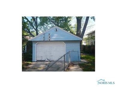 Detached Garage.