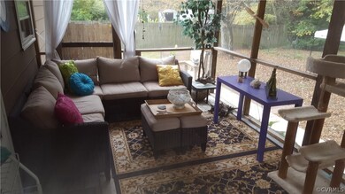 Screened back porch, cute!