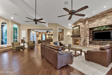 GREATROOM W/ VAULTED CEILINGS