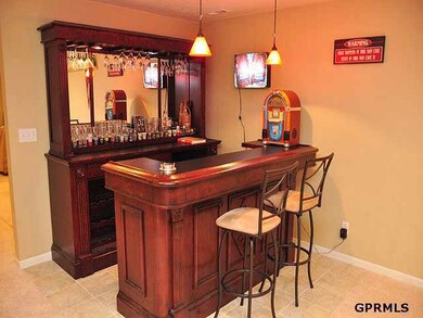 Yes the bar is included!