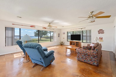 HS-85000_009_LivingArea