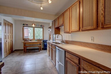Kitchen w/ Breakfast Nook