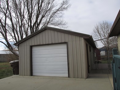 825 N Mentzer St, Mitchell, SD 57301 - photo 3